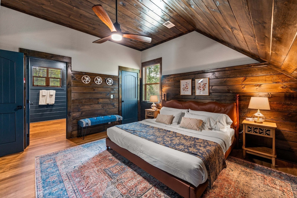 Blue Bird 3 Bedroom Cabin