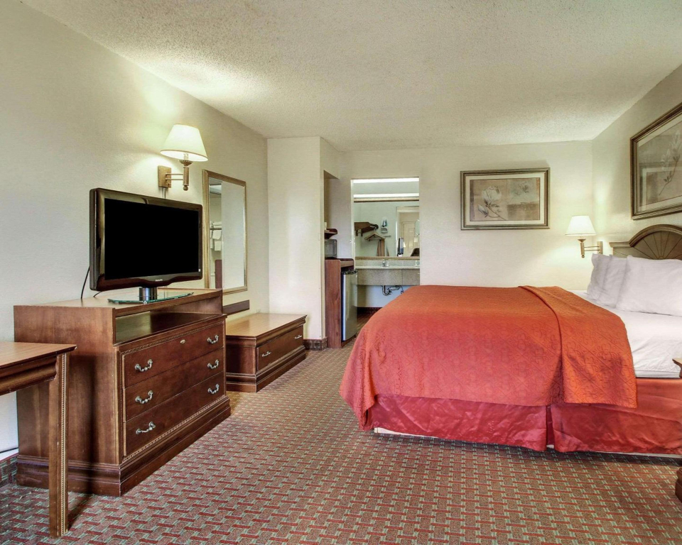 Quality Inn & Suites Clinton - Jackson West