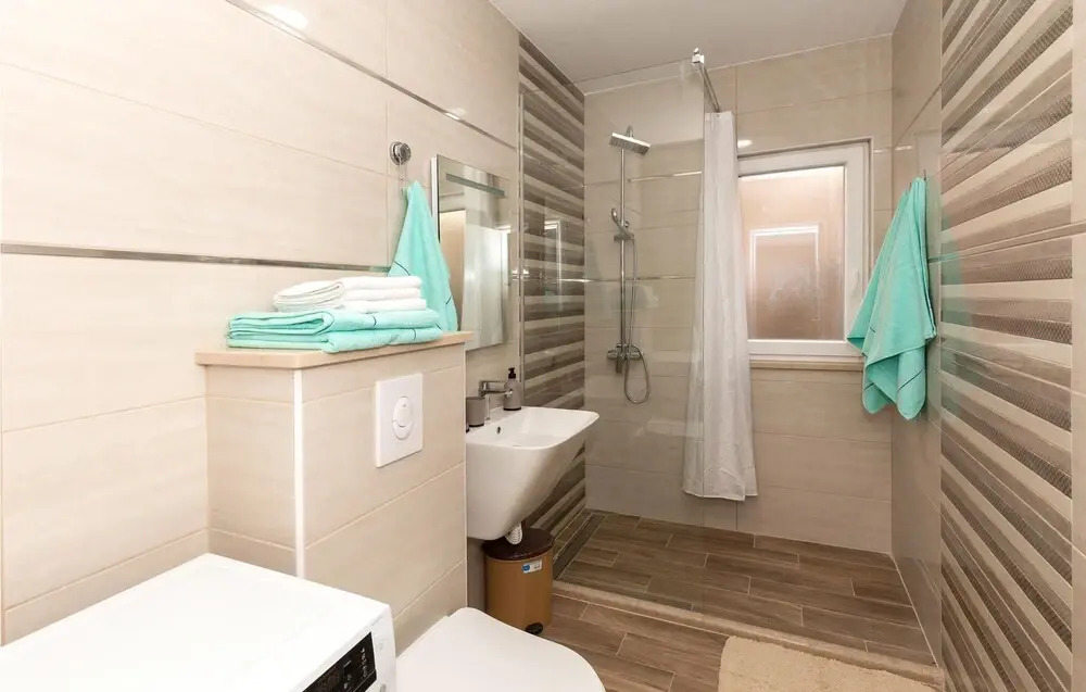 Stunning Apartment in Komarna With Wifi and 3 Bedrooms