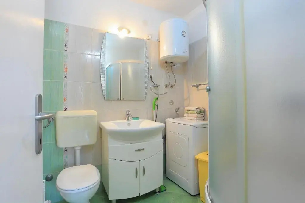 Apartments by the sea Makarska - 20587