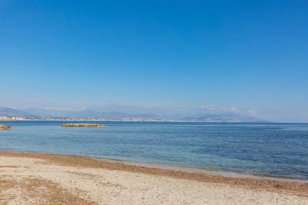Cute beachfront apartment in the district of Salis, Antibes