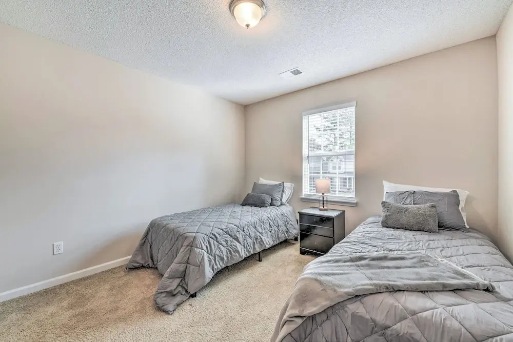 Chic Charlotte Townhome w/ Community Pool