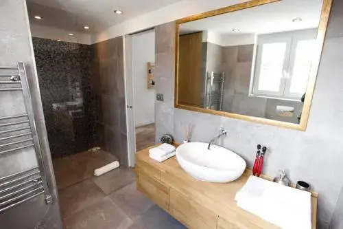 Ice Breaker Apartment