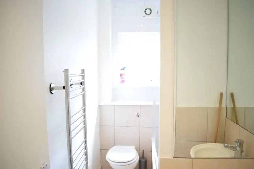 Sunny & Spacious 2 Bed Flat in North West London