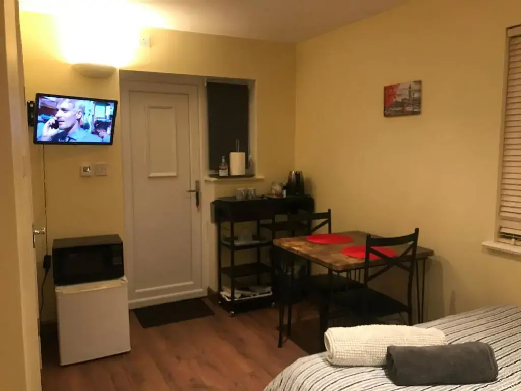 Studio-1-Staines/Heathrow/London-own entrance