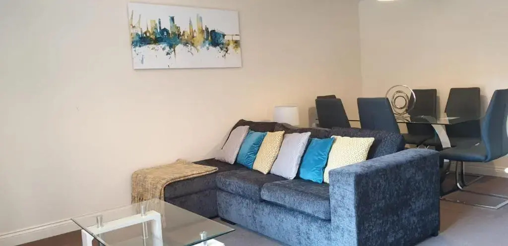 BEST PRICE!Superb City Centre 2bd Apartment, 1 Double bed, 2 Singles or Superking, Sofabed, Smart TV & FREE SECURE PARKING