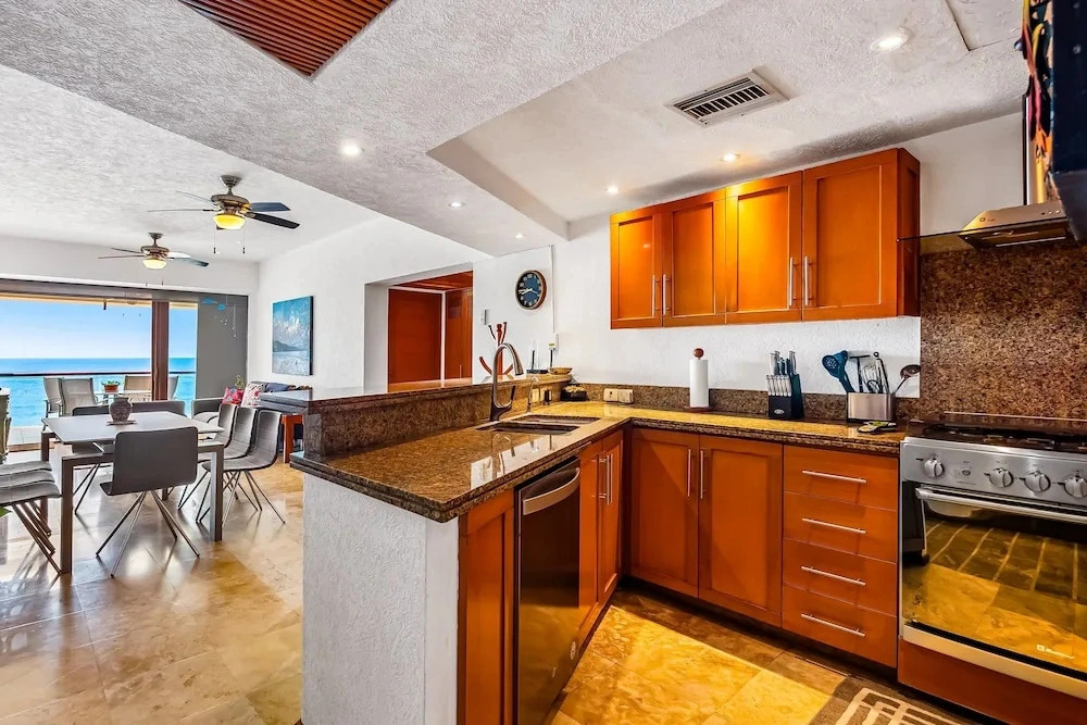 Beachfront 4th-floor Condo With Views, Outdoor Pool, Balcony, W/D & Central AC