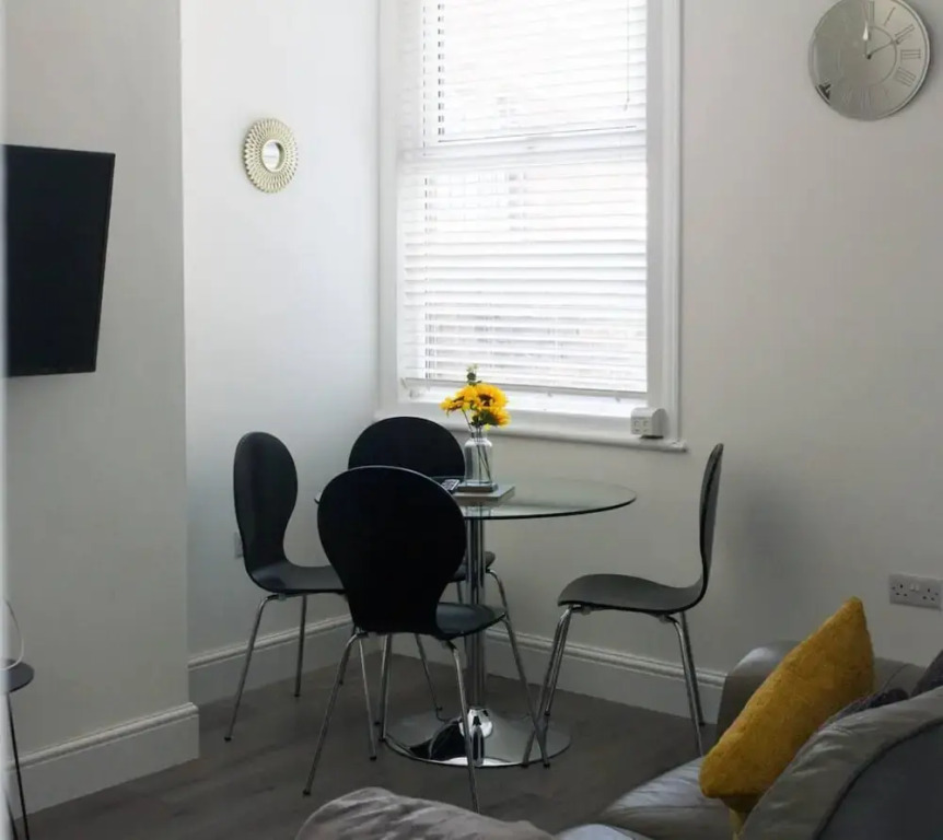 Lovely 4-bed House in Liverpool