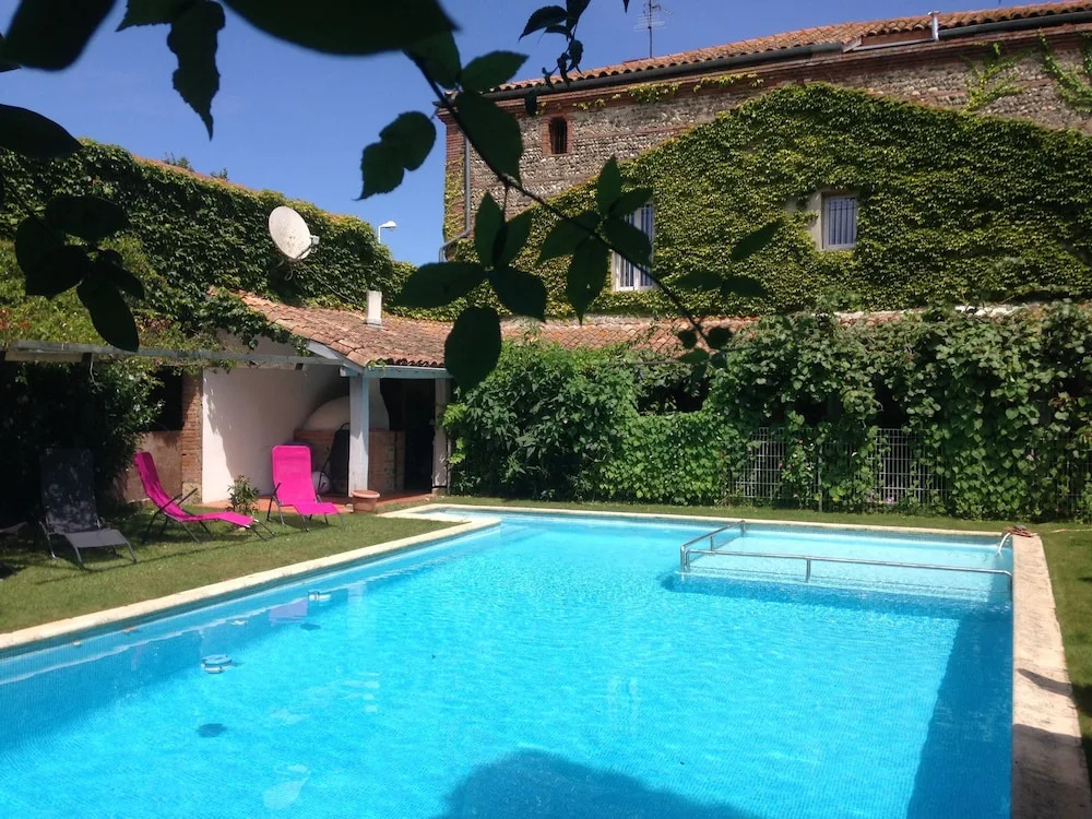 MAISON DE MAÎTRE GENTILHOME - Demeure de 1699 - Maison dhôtes avec suites de 35 à 40 metres carrés, chacune avec sa salle de bains privative - Jardins, piscine et tour - Toulouse Métropole