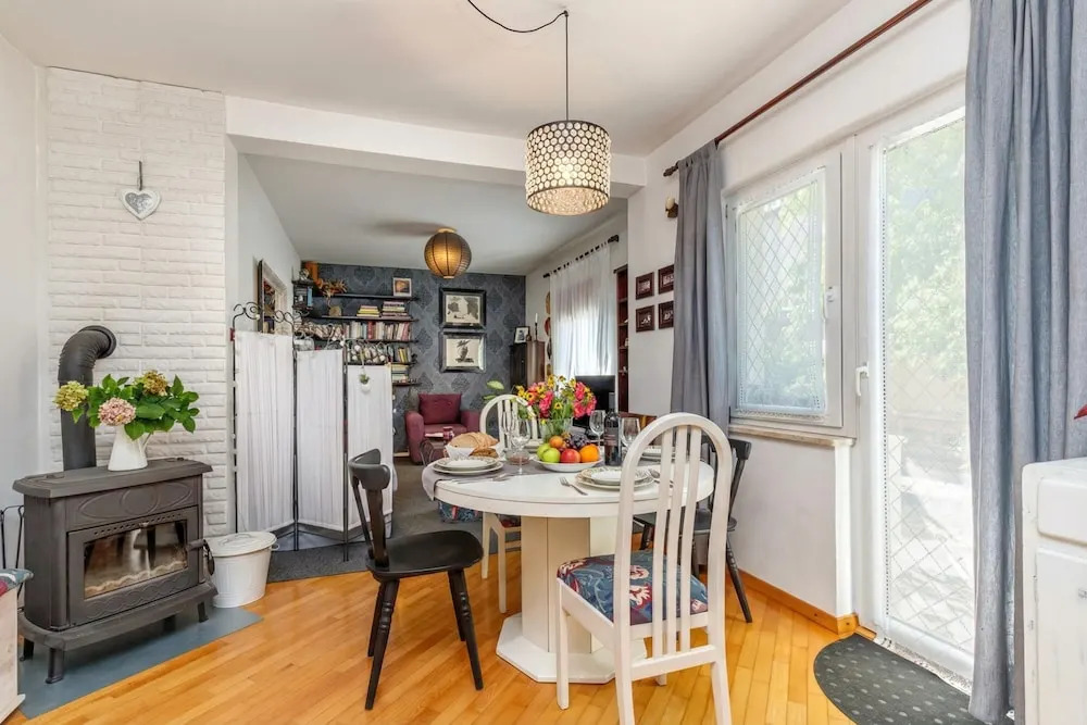 Cozy Home with Private Garden - Happy Rentals