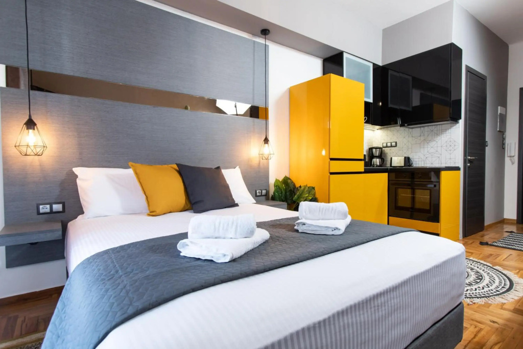 Downtown Luxury Boutique Suites : the yellow suite