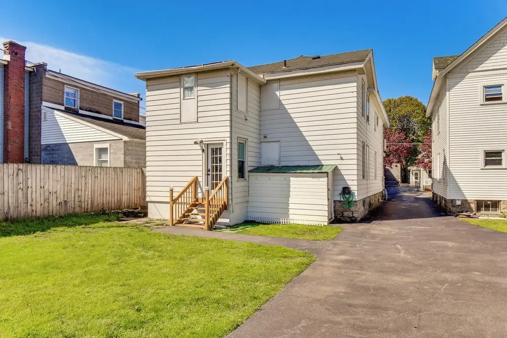 Walk to Lake Ontario & Parks! Lovely Apartment