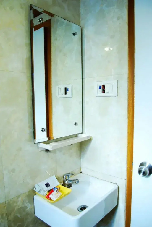 Stay Vista Rooms near Marine Drive