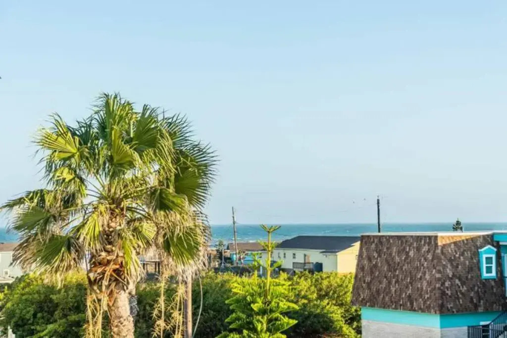 11 Bed Home W/ Pool & Hot tub Steps To Beach Sleeps 16