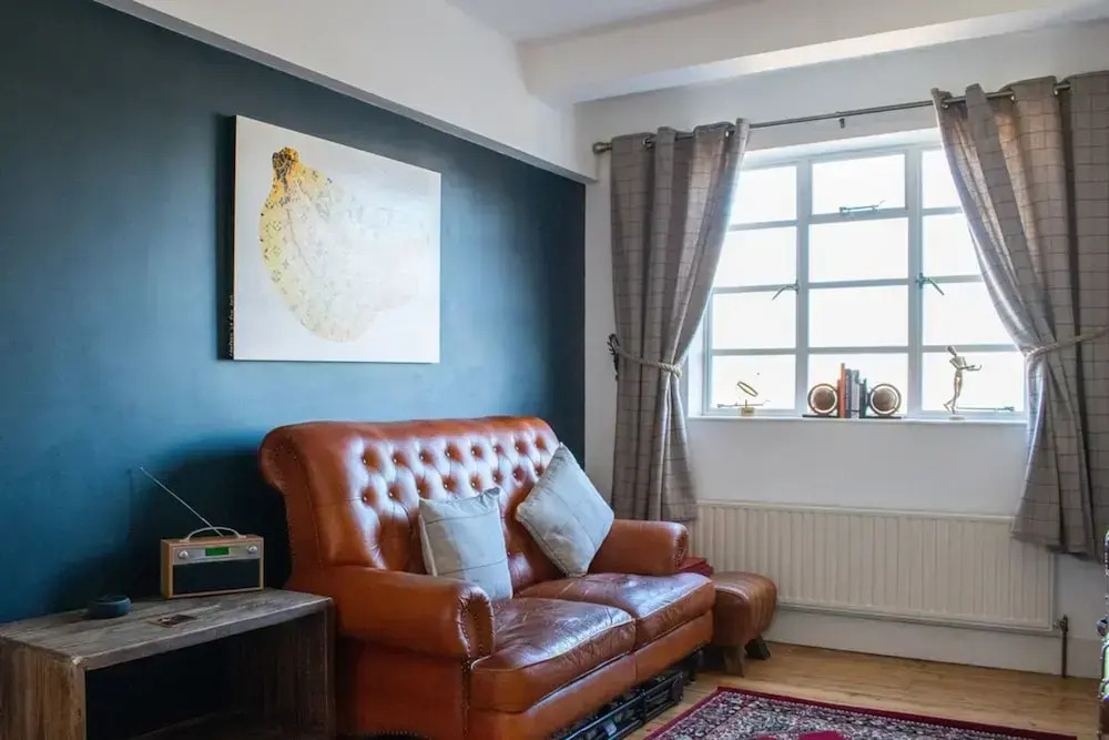 Beautifully Decorated Contemporary 2 Bedroom Flat