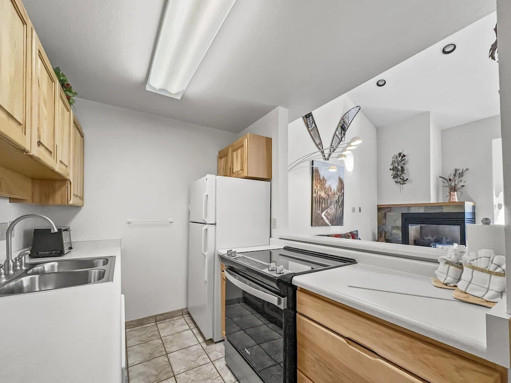 Cj404 Copper Junction 3 Bedroom Condo by RedAwning