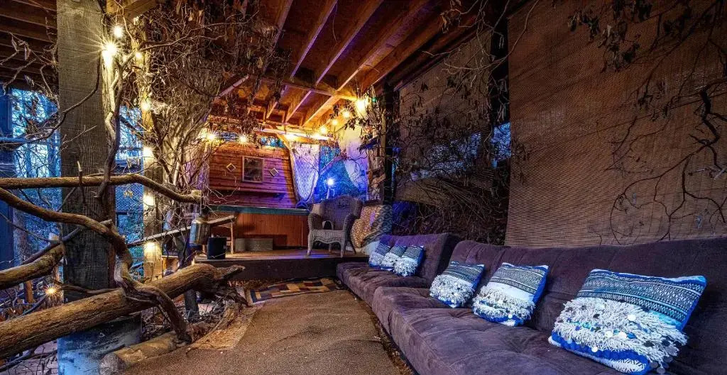 The TreeHouse - Rocking Chair Deck with Hot Tub below, Walking Distance to Downtown Helen, Sleeps 5