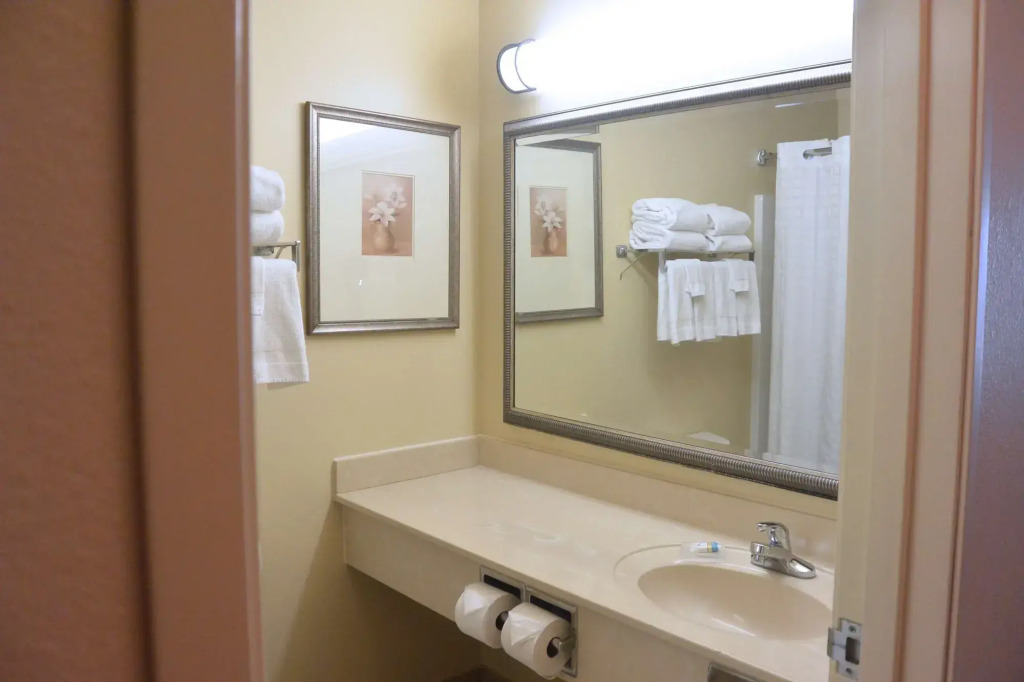 Country Inn & Suites by Radisson, Peoria North, IL