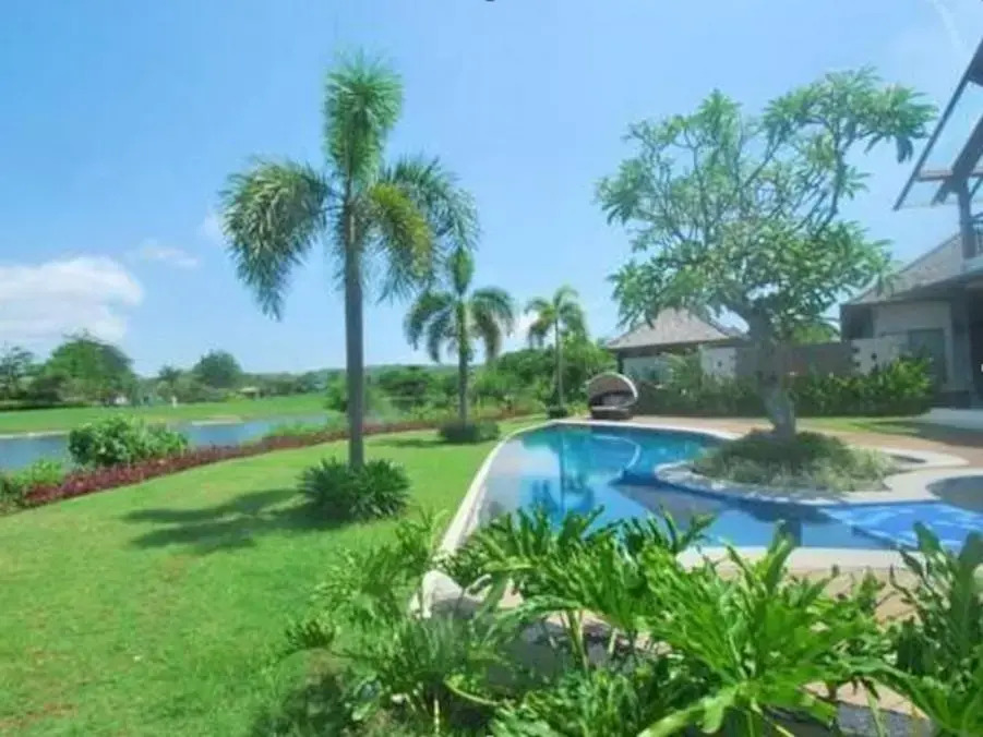 Water Edge Villa by Soscomma