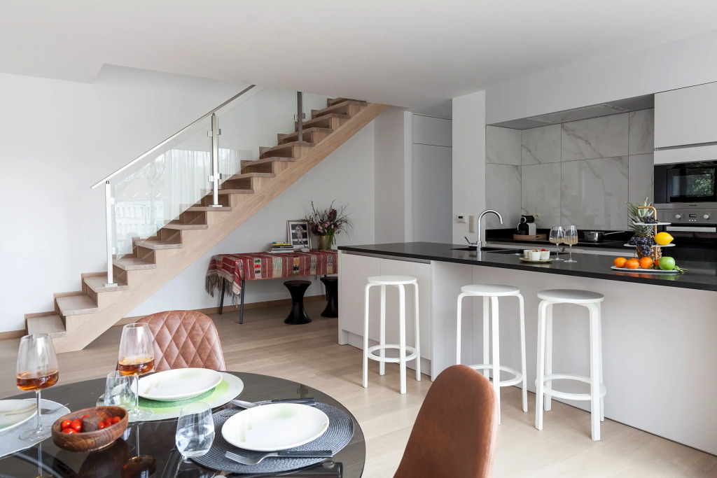 Unit 2 - Modern Smart Home Duplex With Free Parking