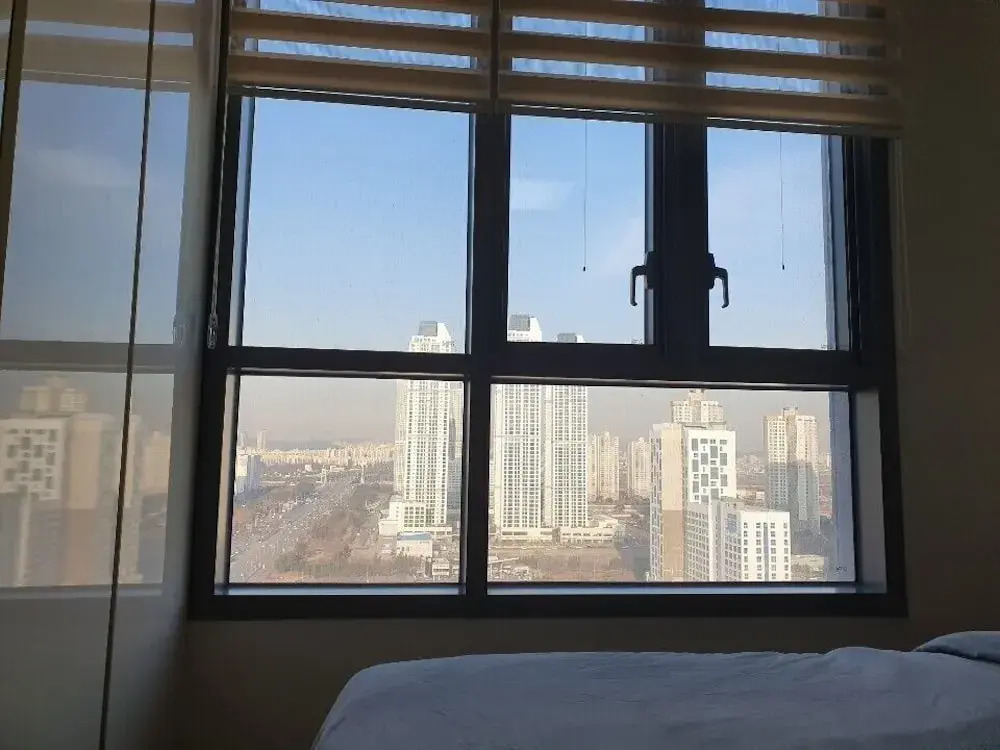 The November Stay in Songdo Honestar