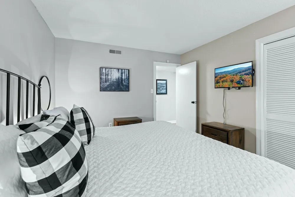 The Loft Picturesque Condo for 6 w/ Epic Views!