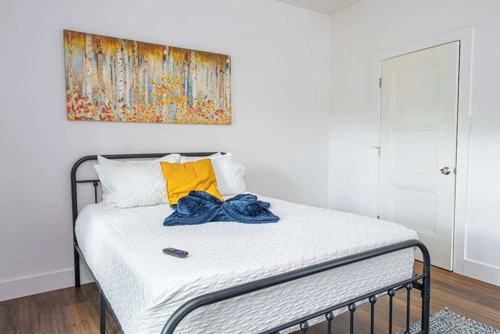 Cozy and Gorgeous 2br/1ba Near Amazing Downtown