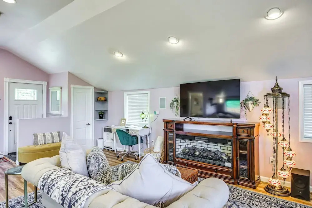 5 Mi to Dtwn Tacoma: Modern Studio Retreat