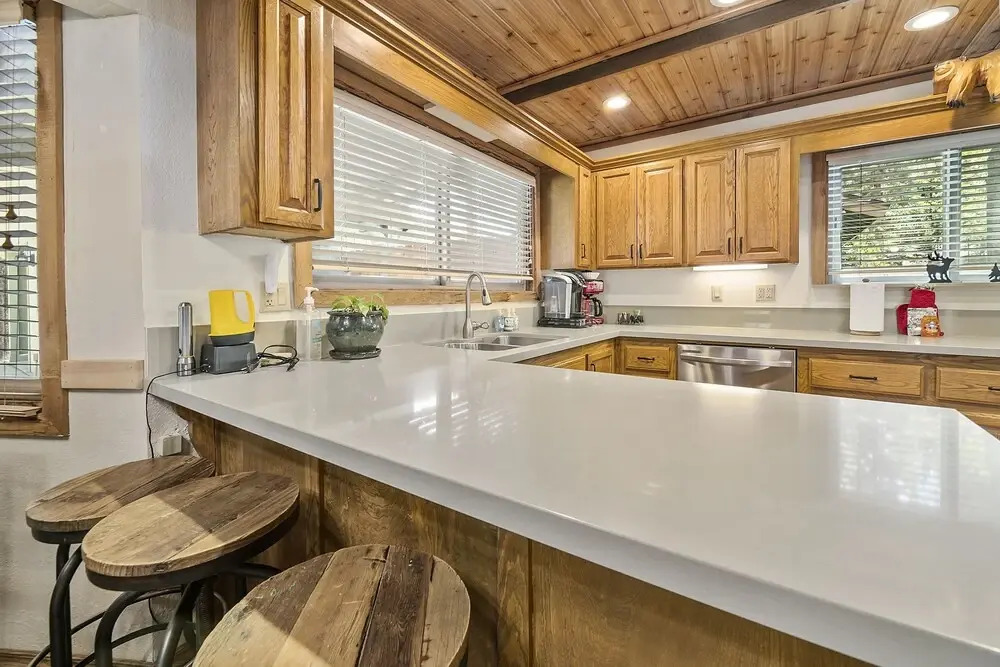 Summit Mountain Lodge - Amazing Location Just Down The Street From Snow Summit! 4 Bedroom Home