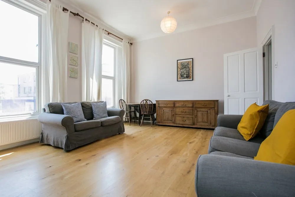 Spacious 4 Bedroom Home In Finsbury Park