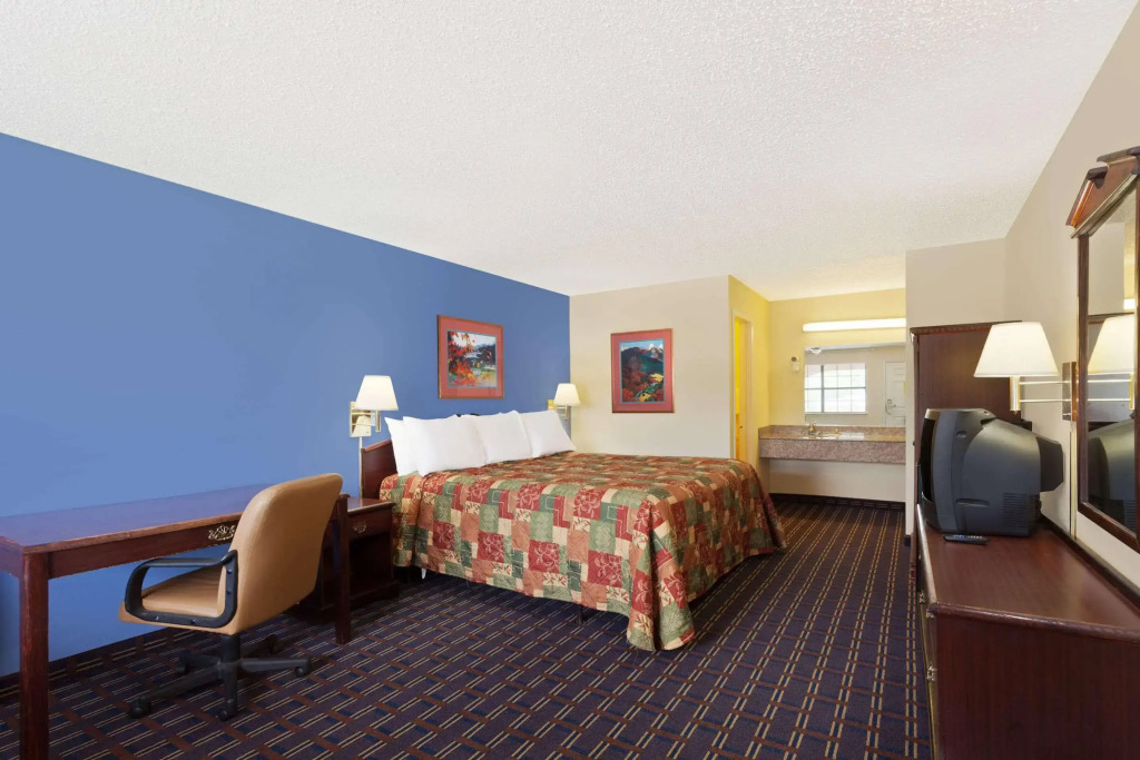 Days Inn by Wyndham Downtown-Nashville West Trinity Lane