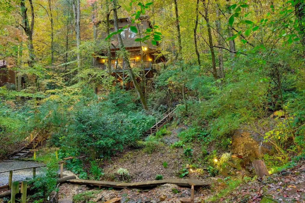 The TreeHouse - Rocking Chair Deck with Hot Tub below, Walking Distance to Downtown Helen, Sleeps 5
