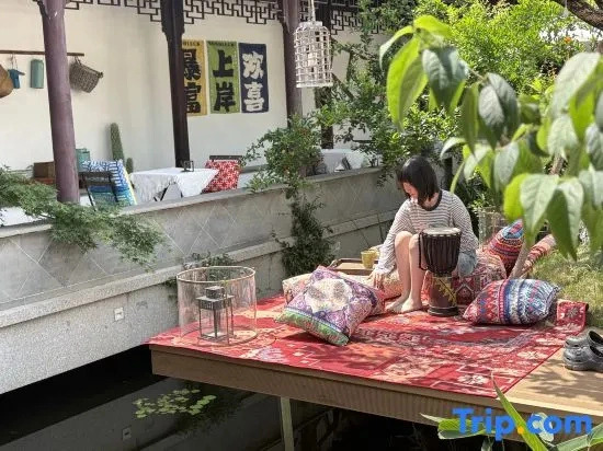 M Comics Snail Homestay