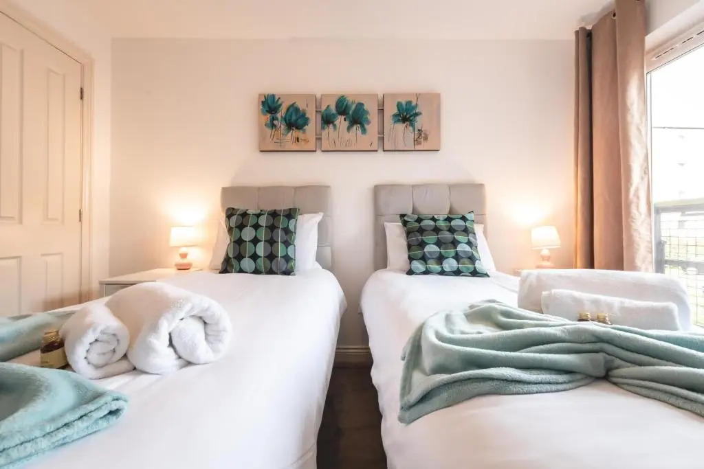 BEST PRICE! LARGE SPACIOUS 2 BED APARTMENT - King Size or Single Beds, Sofabeds, Smart TVs, FREE PARKING