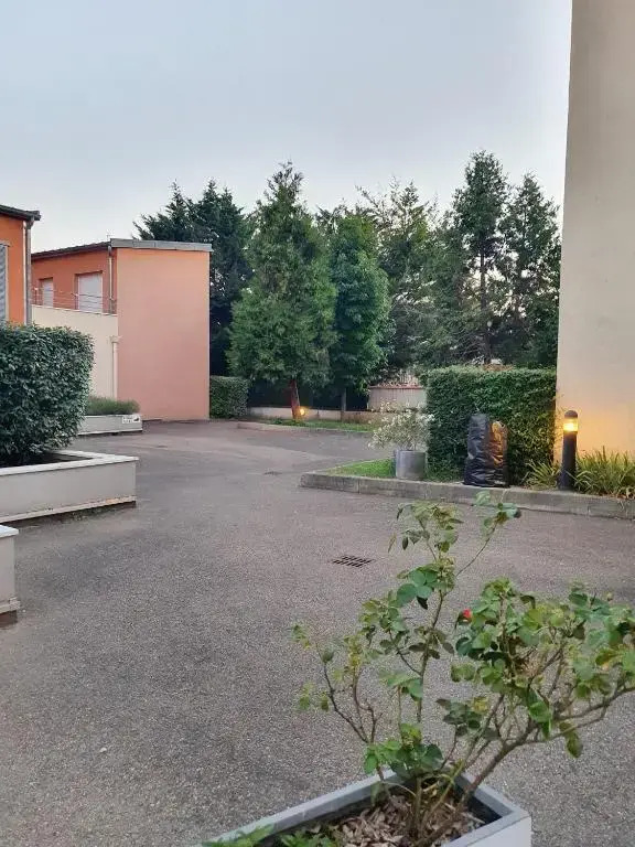 Studio fonctionnel au calme avec garage individuel et balcon