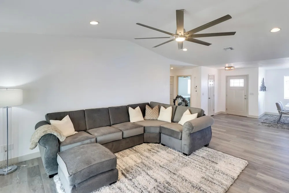 Putting Green, Pool Access: Lake Havasu City Home!