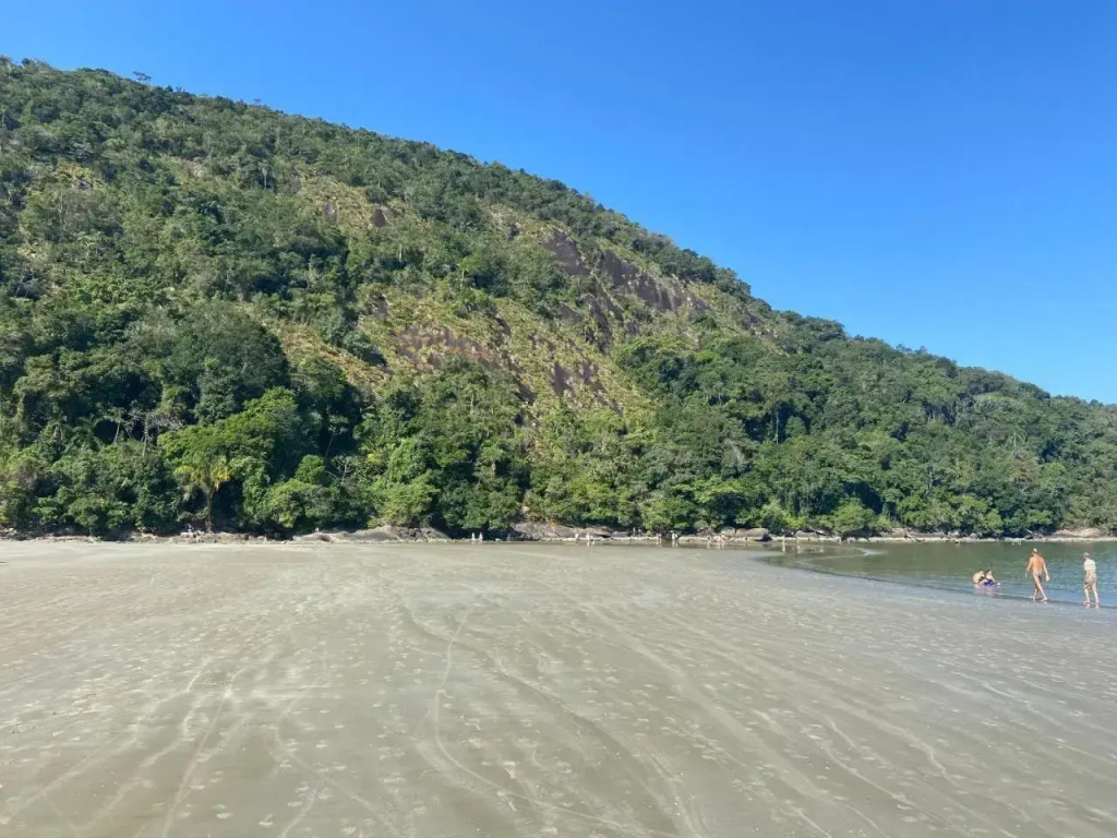 Casa em Bertioga condomínio 250 metros da praia
