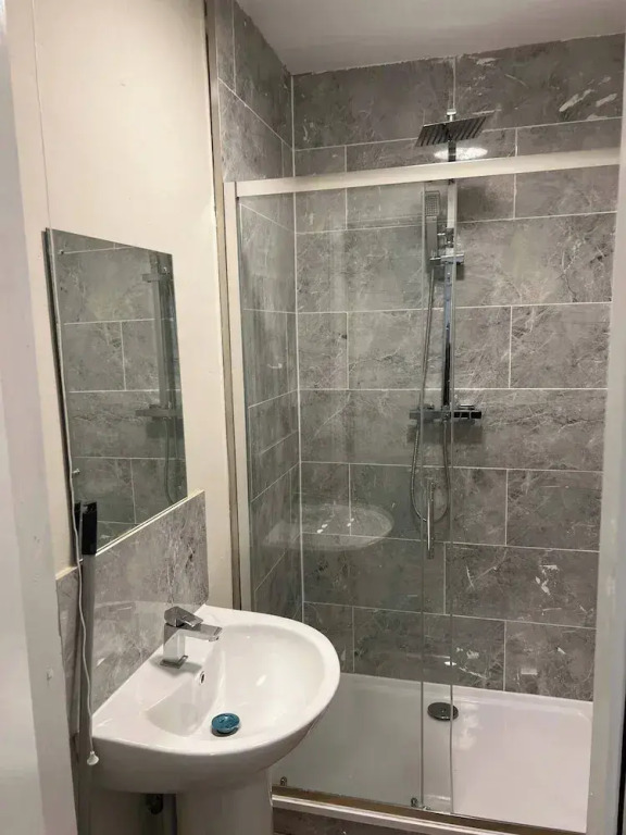 5 Bedroom Cosy Bloxwich Stay - Wifi & Free Parking
