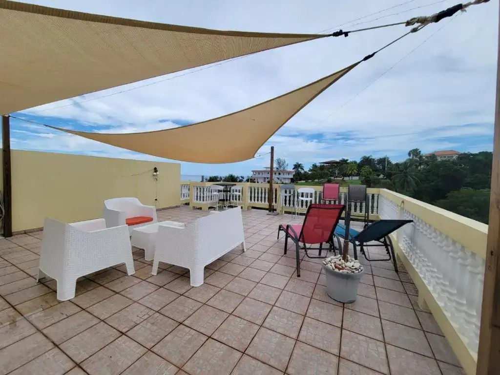 Two bedroom villa Penthouse, rooftop terrace steps from Sandy Beach PRV 301Sandy Beach and the west