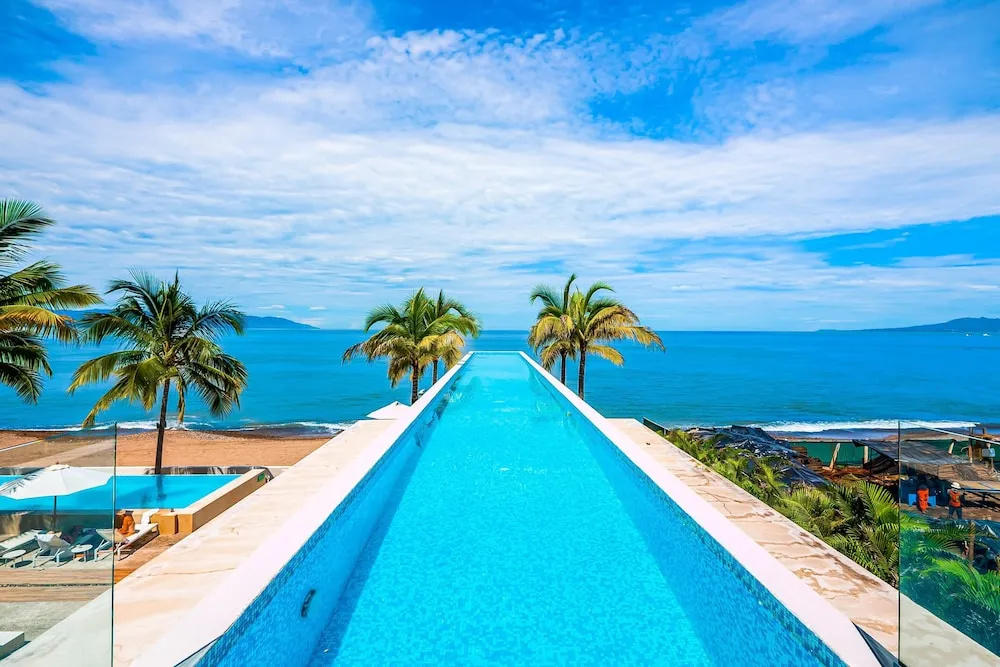 Luxury Oceanfront Apartment With Private Balcony, Rooftop Pool & gym Access