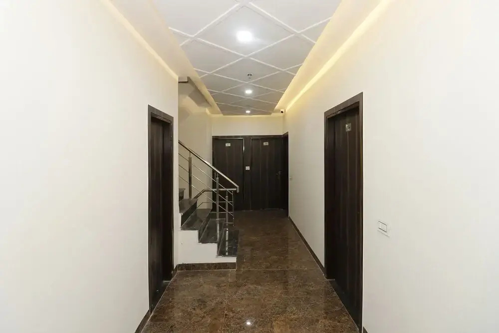 OYO 44021 Hotel Aura
