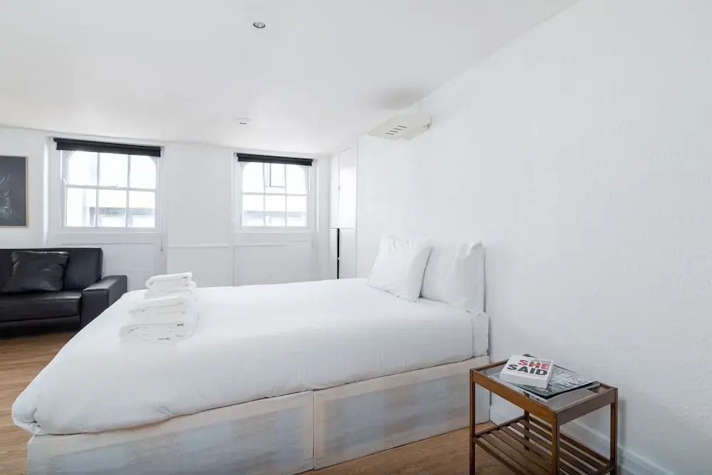 Central Top Floor Studio Flat by Oxford Street
