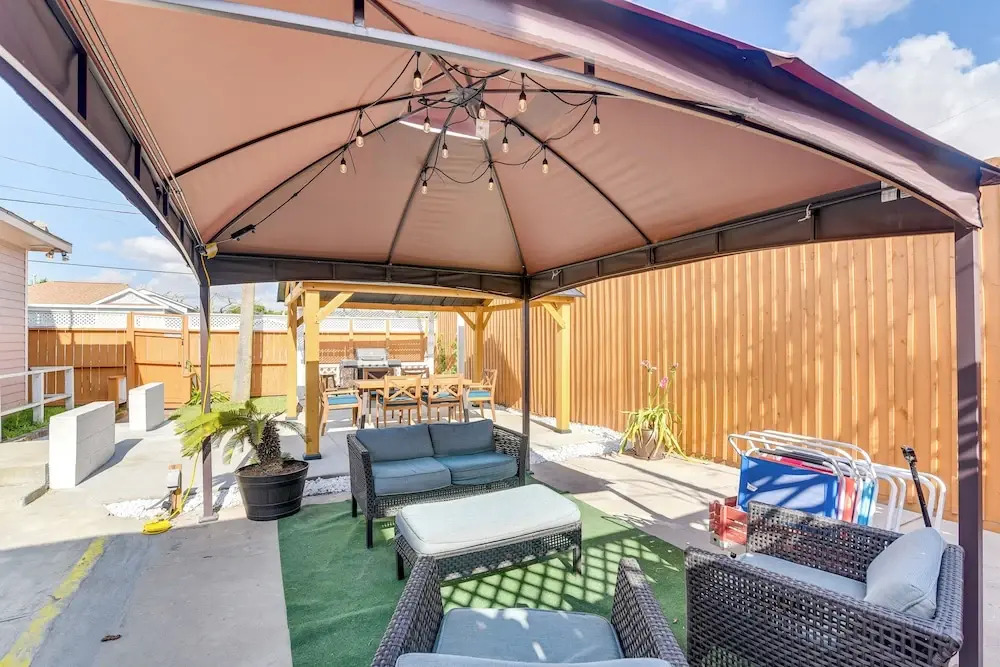 Walk to Beach: Family Home w/ Patio in Galveston