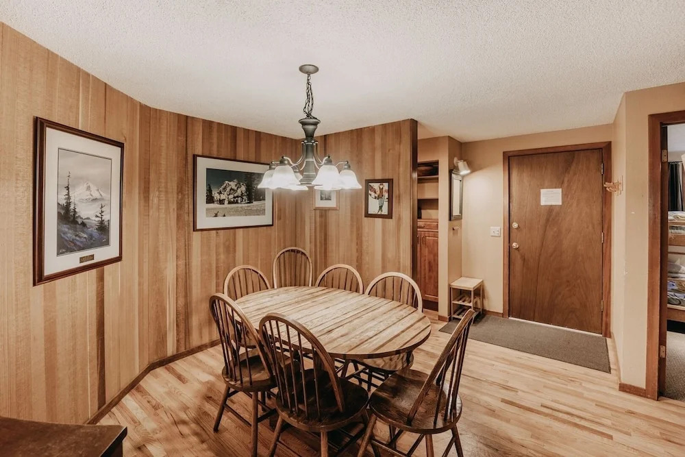 41sw - Sauna - Wifi - Fireplace - Sleeps 8 3 Bedroom Home by Redawning