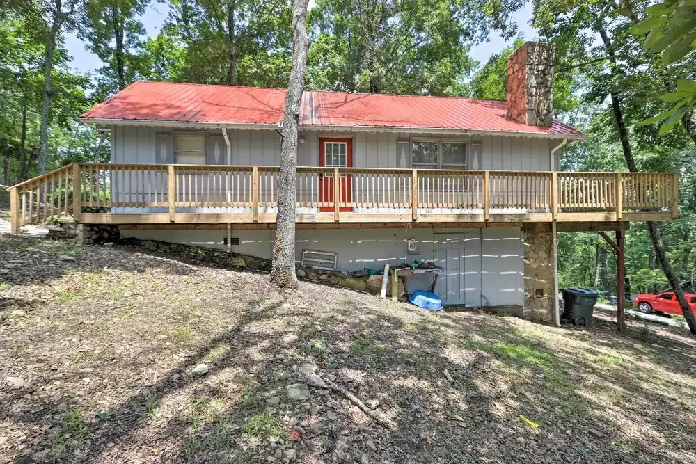 Beautiful Home With Mountain-view Deck + Smart TV