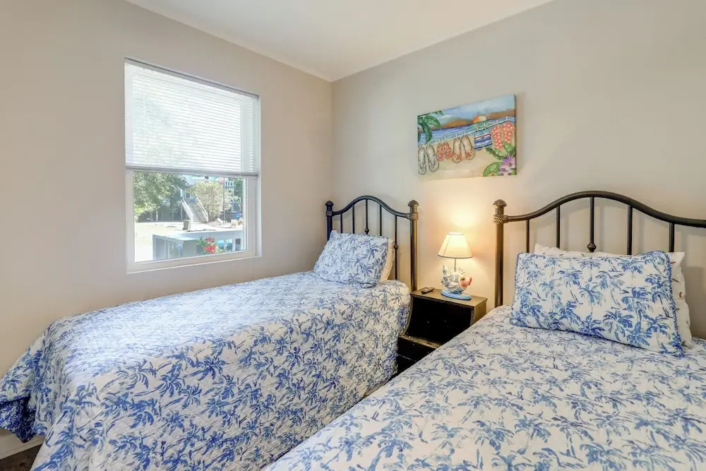 Lovely Emerald Isle Home, Walk to Beach!