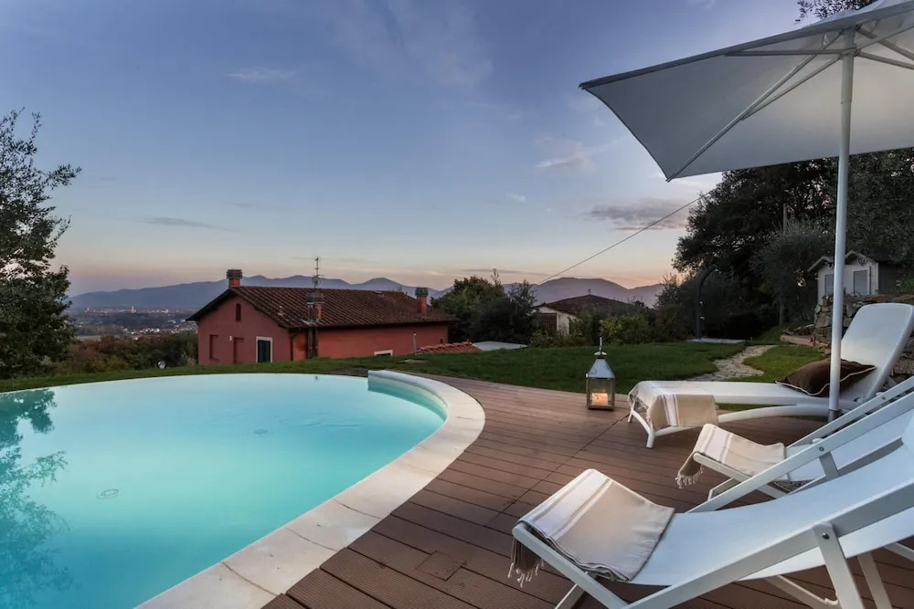 Villa Alberta, Panoramic 4 Bedrooms Farmhouse with Private Pool in Lucca close to Town Centre
