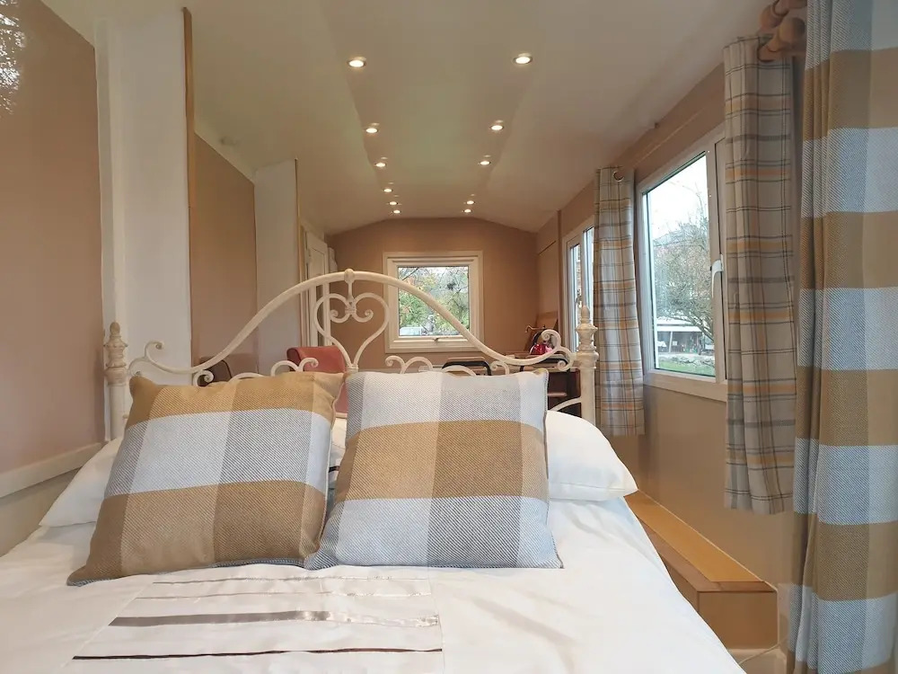 Riverside Cabin - Sleeps 2 - HotTub - Parking