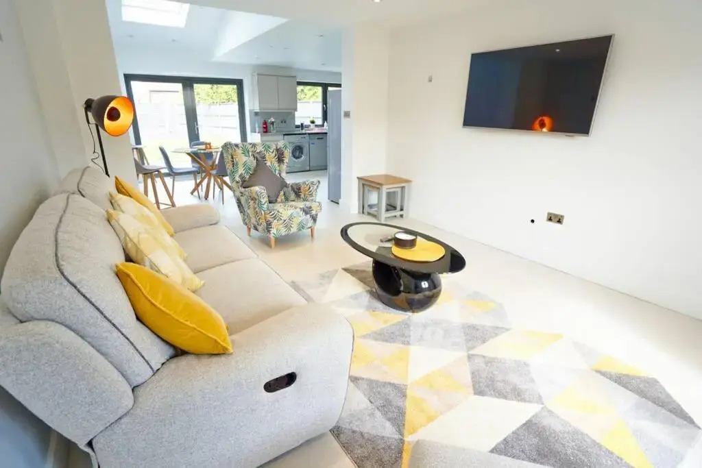 Home From Home - 4 Double Bed House with Parking