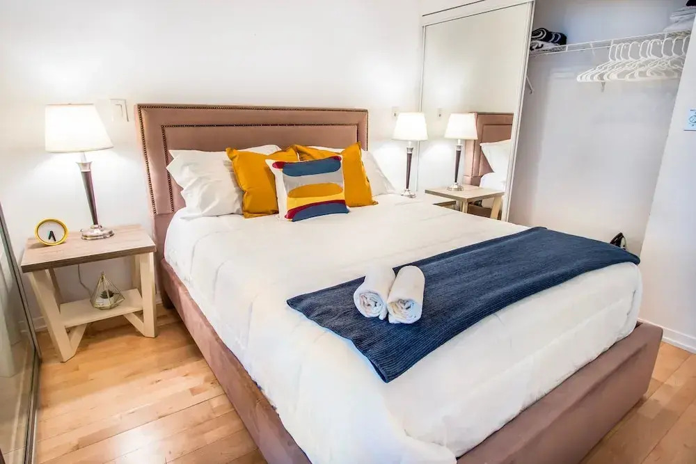 MiCasa Suites - Stylish Condo in Maple Leaf Square